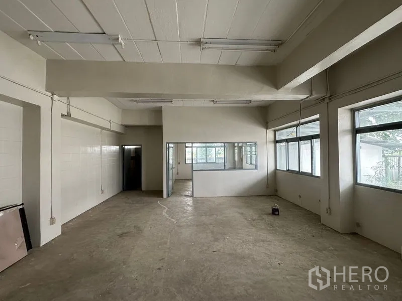 工厂 出租在Lam Luk Ka, Pathum Thani - 二层办公室空间，采光窗与日光灯。