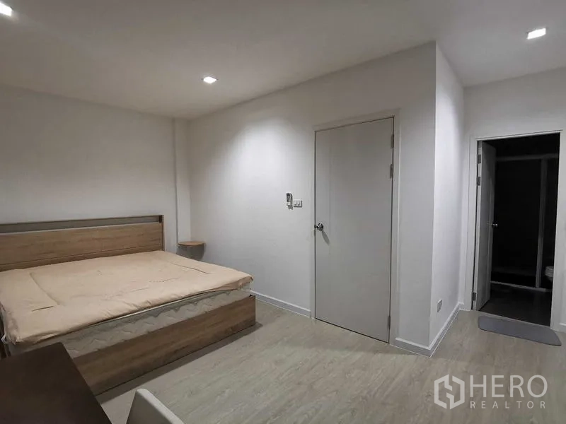 带办公室的家 出租或出售 - 极简卧室，双人床、套卫门与浅木地板。