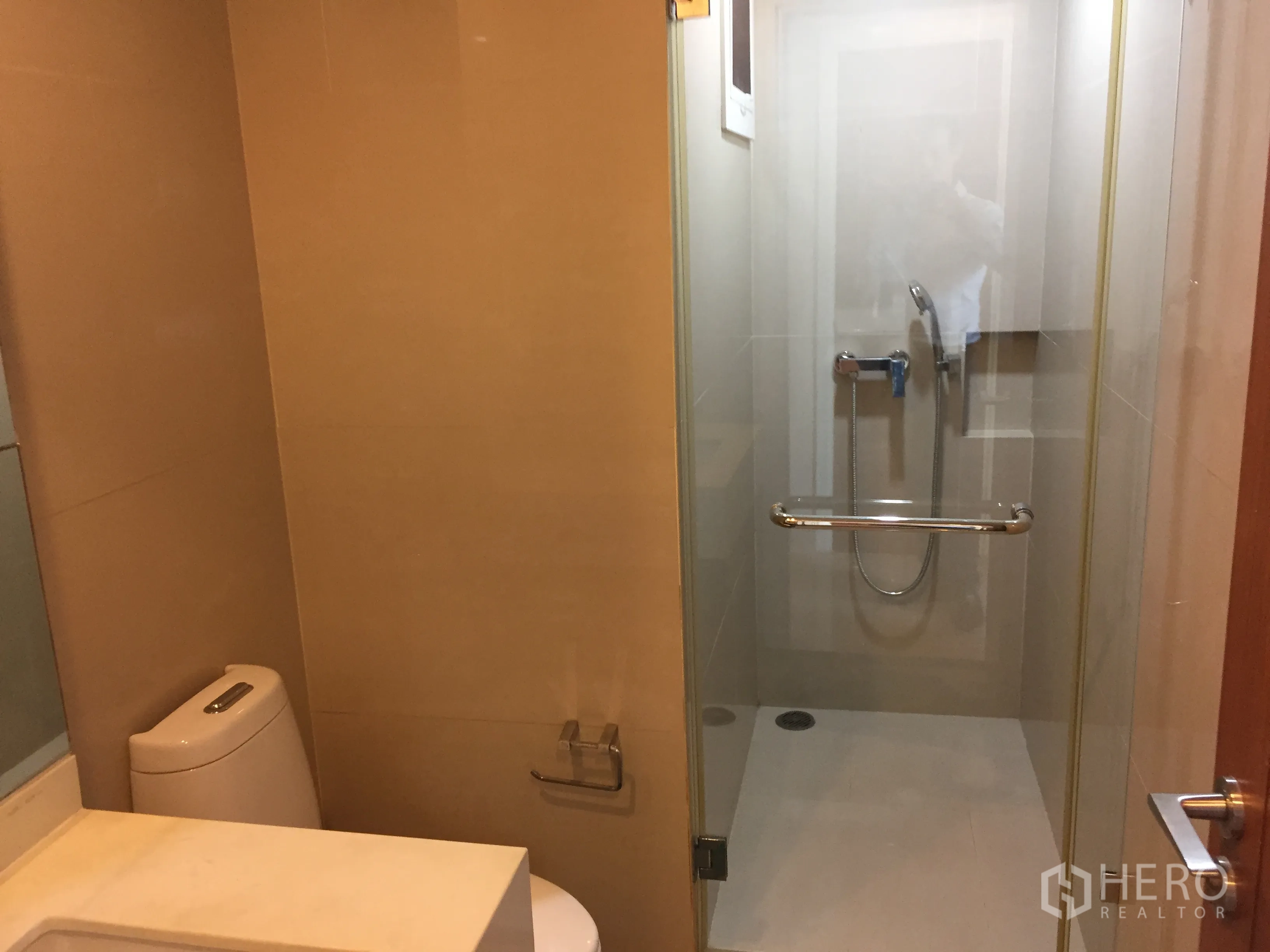 公寓 出租或出售在Watthana, Bangkok - 现代浴室，玻璃淋浴房与米色瓷砖