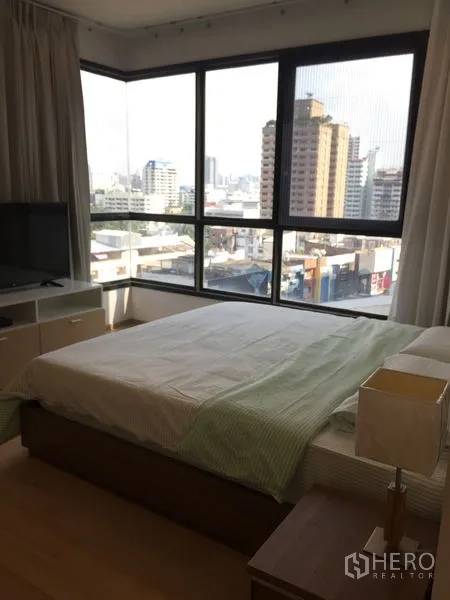 คอนโด ให้เช่าในWatthana, Bangkok - ห้องนอนมุมหน้าต่างบานใหญ่ มองเห็นวิวเมืองกรุงเทพฯ แบบพาโนรามา