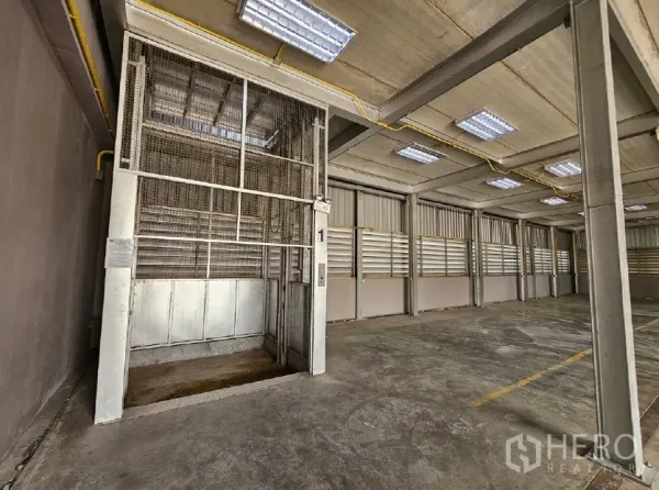 Warehouse for rent or sale in Lak Si, Bangkok - Freight elevator at ground level for moving goods between floors