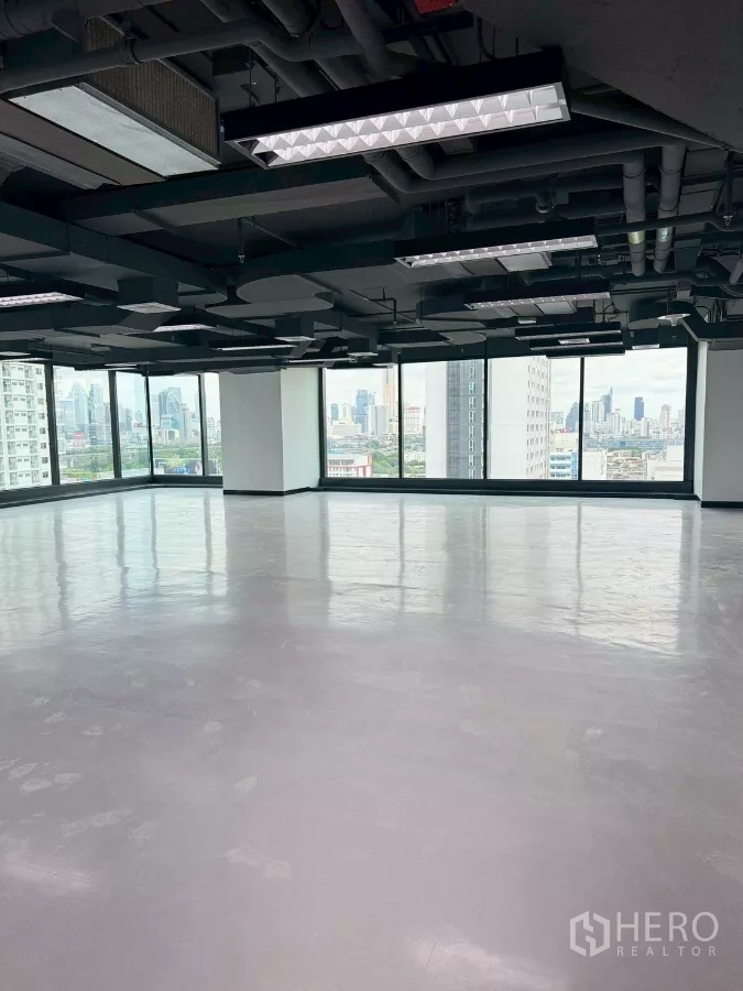 Office Space for rent in Din Daeng, Bangkok - Bright corner unit showing exposed ceiling services and wraparound glass walls.