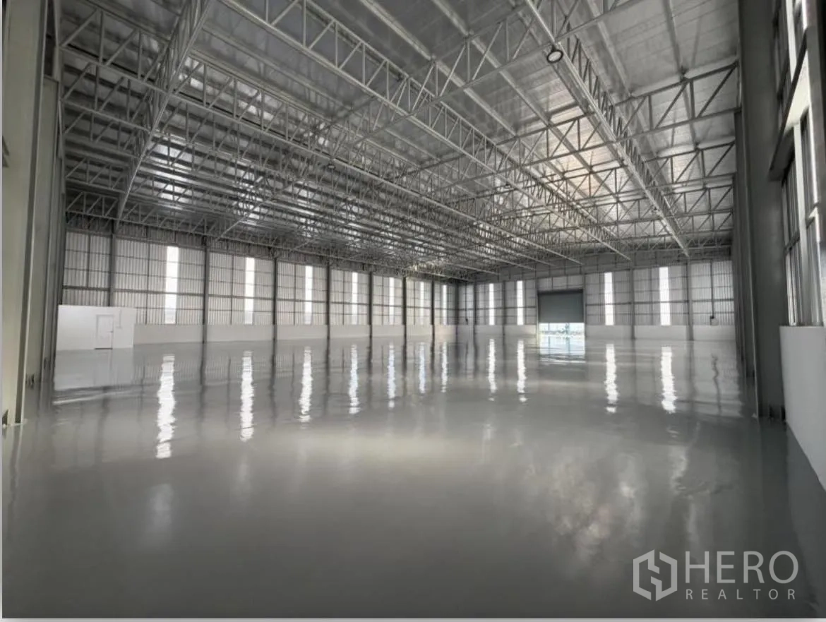 โกดัง for rent in Bang Khun Thian, Bangkok - พื้นที่ภายในกว้างโครงหลังคาเหล็กและแผงผนังสูง