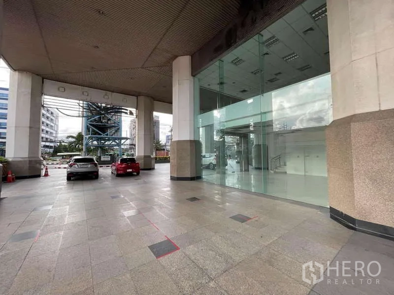 Retail Space for rent in Yan Nawa, Bangkok - Exterior of modern commercial building with tall glass facade and sheltered driveway.