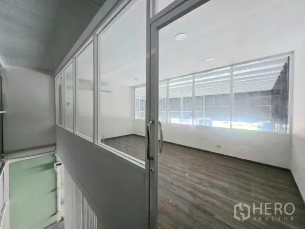 货栈 出租在Prawet, Bangkok - 夹层玻璃办公室，推拉门、大窗与木纹地板。