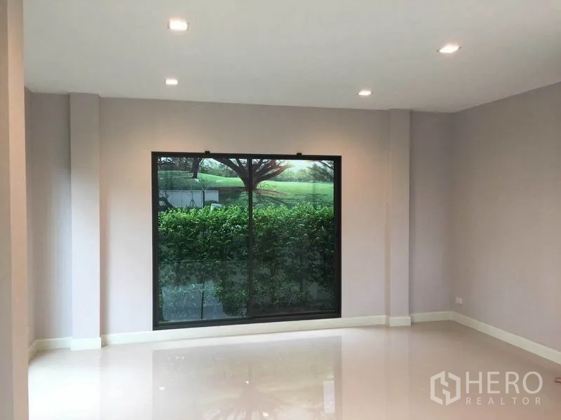 独立式住宅 出售在Pak Kret, Nonthaburi - 宽敞房间，大画幅窗与嵌入式照明
