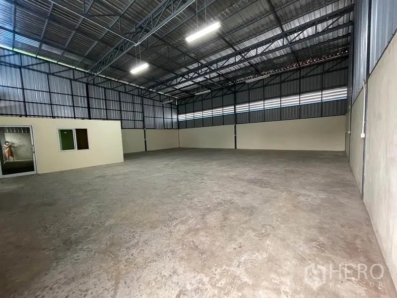 货栈 出租在Khlong Luang, Pathum Thani - 清爽通透的仓库地面与钢屋架及管理室