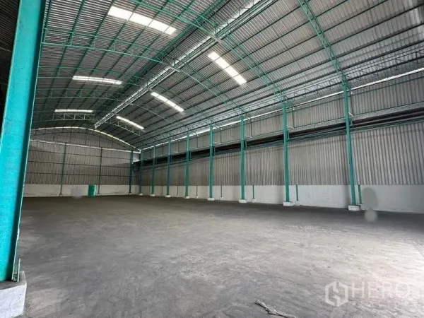 Warehouse for rent in Bang Pa-in, Phra Nakhon Si Ayutthaya - Open storage bay showing long-span trusses, skylights and clear floor space.