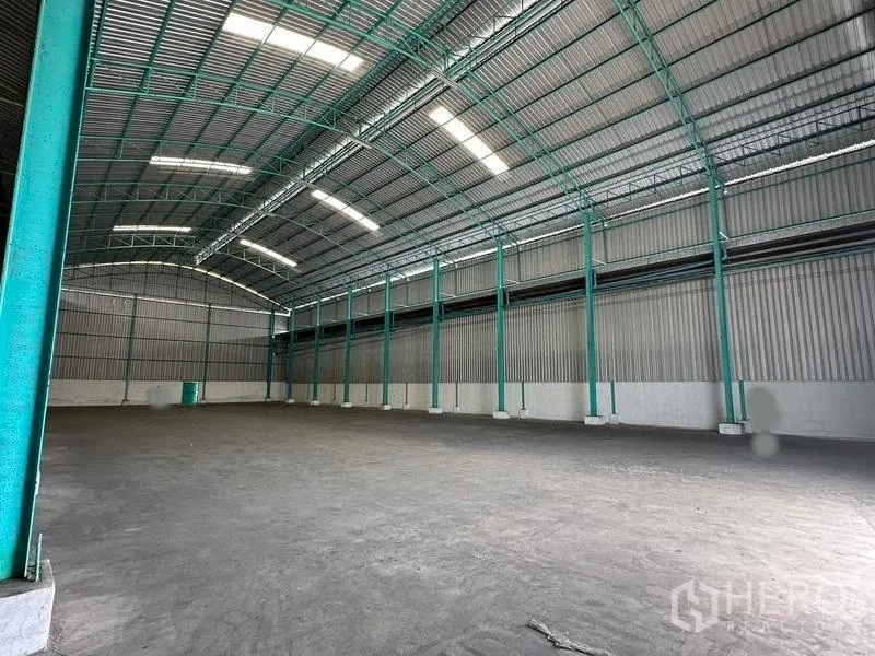 Warehouse for rent in Bang Pa-in, Phra Nakhon Si Ayutthaya - Open storage bay showing long-span trusses, skylights and clear floor space.
