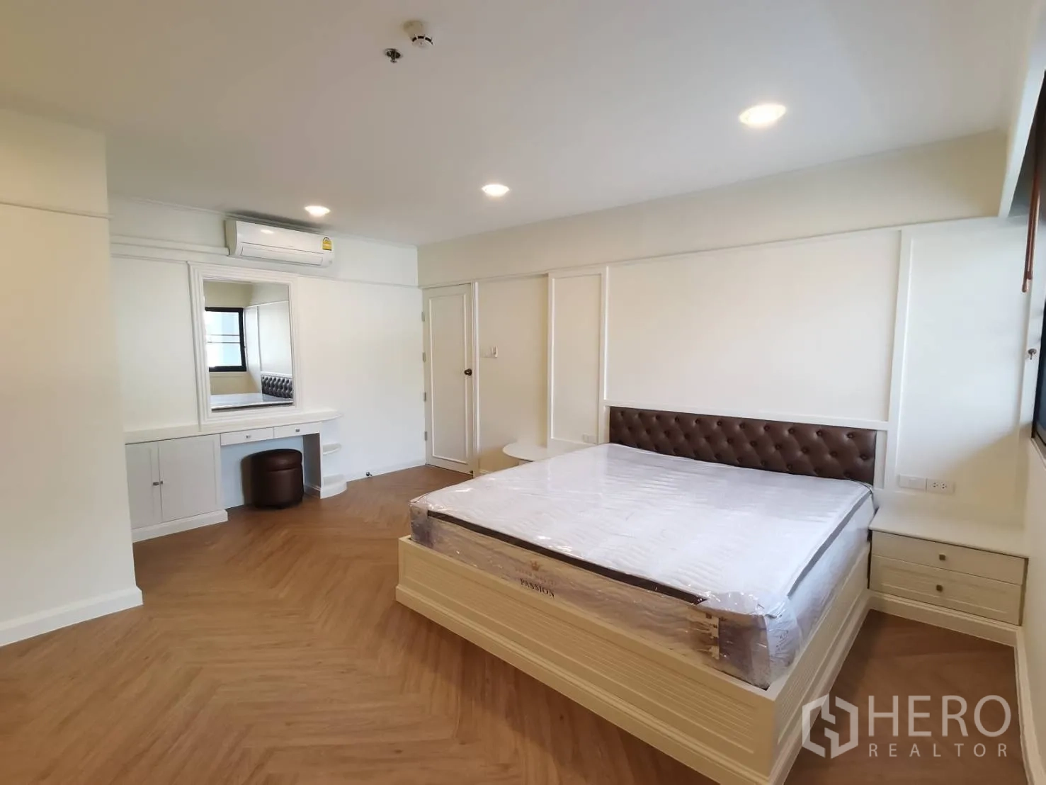 คอนโด for rent in Watthana, Bangkok - ห้องนอนหัวเตียงบุ โต๊ะเครื่องแป้ง และพื้นลายไม้