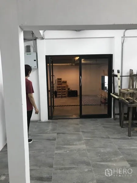办公空间 出租在Watthana, Bangkok - 开放办公区，带推拉玻璃门和外露管线，工业风格。