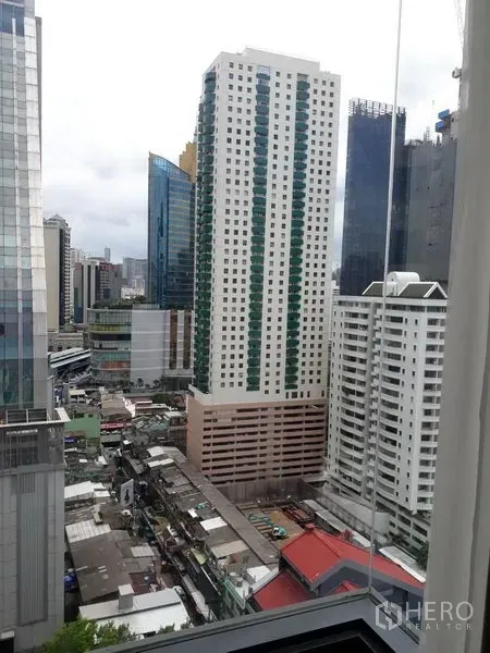 公寓 出租或出售在Watthana, Bangkok - 高楼窗景俯瞰素坤逸路高楼与街景，邻近Asok商圈。