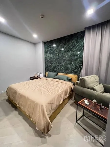 公寓 出租在Watthana, Bangkok - 主卧配绿色大理石背景墙、舒适床与躺椅