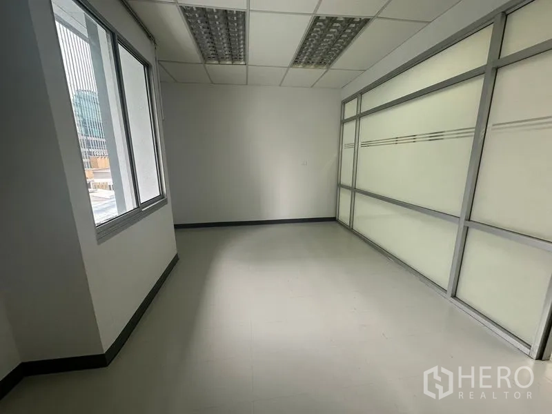 Office Space for rent in Bang Rak, Bangkok - Small office with a window and frosted glass partition wall.