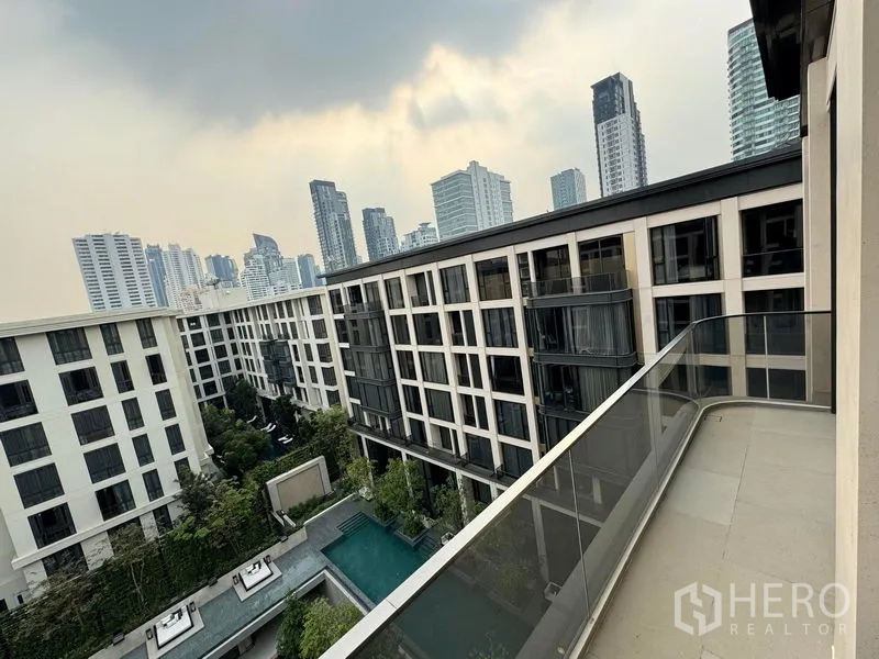 คอนโด ให้เช่าในWatthana, Bangkok - ระเบียงส่วนตัวมองเห็นสระว่ายน้ำและทิวทัศน์สกายไลน์กรุงเทพฯ