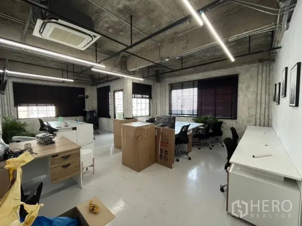 Office Space for rent in Khlong Toei, Bangkok - Spacious industrial office floor with multiple workstations, a long counter, and big windows around the room.