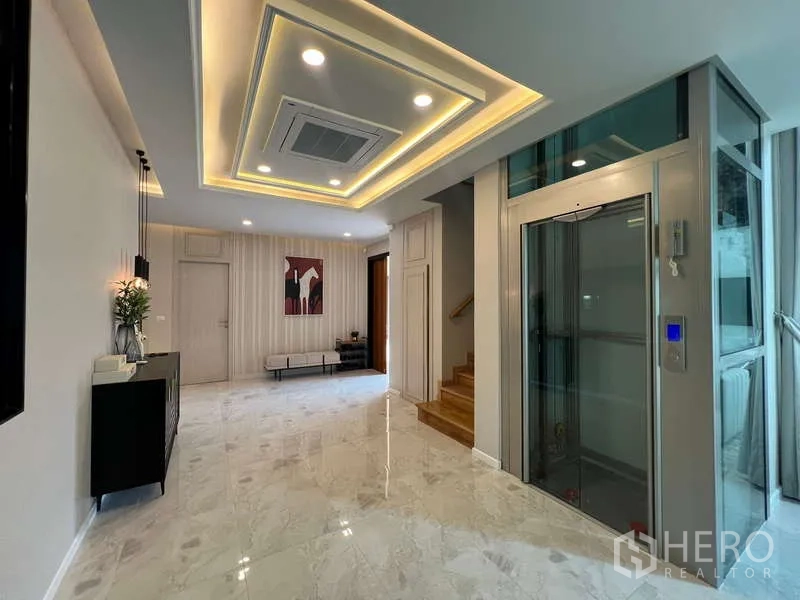 บ้าน ขายในSuan Luang, Bangkok - โถงทางเข้า เพดานเล่นระดับ และลิฟต์กระจก