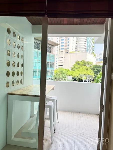 公寓 出租在Khlong Toei, Bangkok - 私家阳台设吧台与高脚凳，可望城市与绿树。