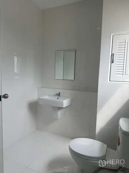 工厂 出租在Khlong Luang, Pathum Thani - 现代化卫生间，坐便器与洗手盆
