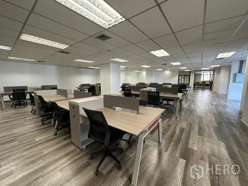 Office Space for rent or sale in Din Daeng, Bangkok - Large office floor with rows of workstations and bright ceiling lights.