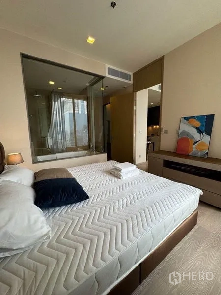 公寓 出租在Watthana, Bangkok - 卧室配大床与落地窗，窗下设低柜收纳。