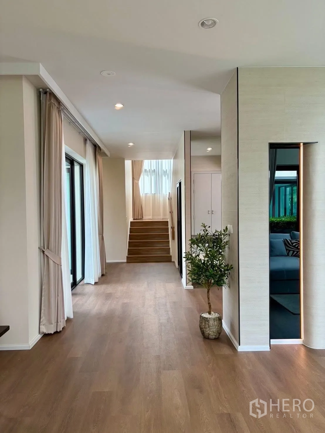 บ้านเดี่ยว for rent in Bang Phli, Samut Prakan - โถงทางเดินกว้าง พื้นไม้ หน้าต่างบานใหญ่ และขั้นบันไดขึ้นชั้นบน