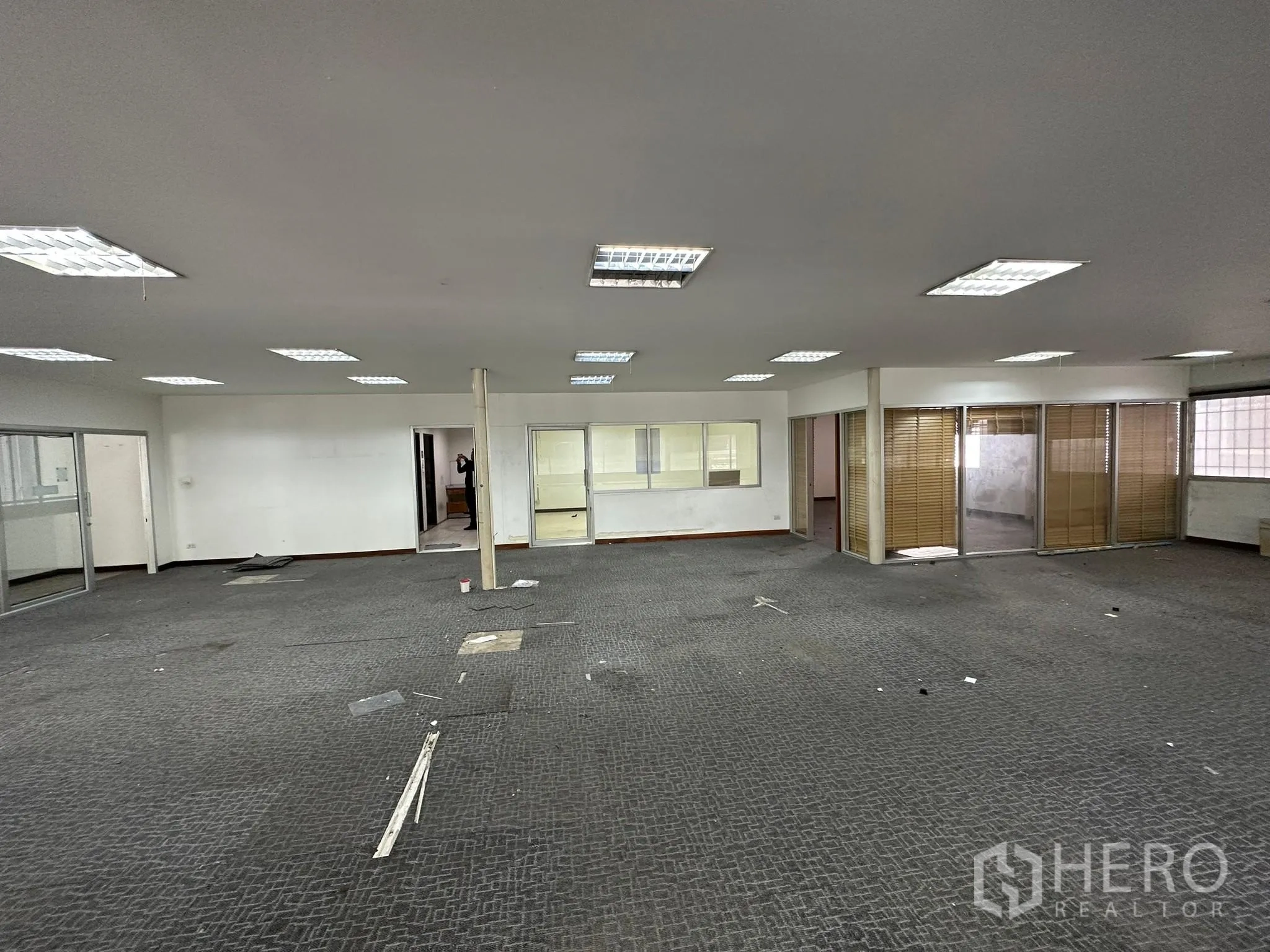 货栈 出租在Huai Khwang, Bangkok - 办公楼层展示带百叶的玻璃会议室。