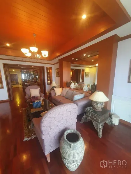 公寓 出租在Bang Kho Laem, Bangkok - 宽敞客厅，成套沙发、吊灯、木质天花与木地板