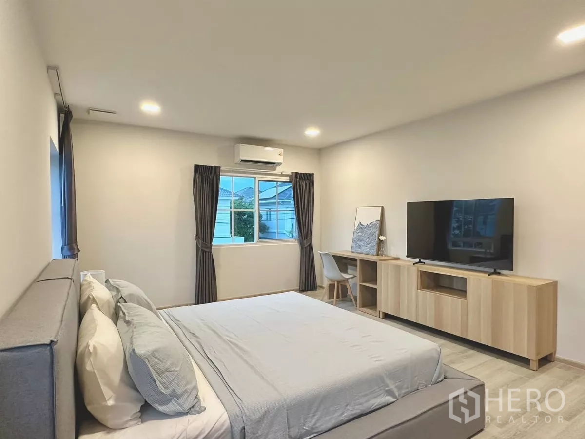 Detached House for rent in Bang Phli, Samut Prakan - Expansive master bedroom with king bed, TV console and multiple windows.