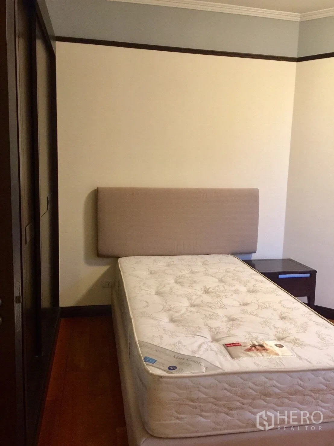 คอนโด ให้เช่าในPathum Wan, Bangkok - ห้องนอนแขกขนาดกะทัดรัด เตียงเดี่ยว หัวเตียงบุผ้า และตู้เสื้อผ้าบิลท์อิน