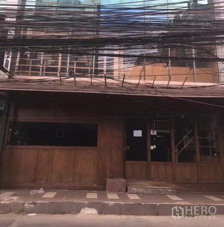 Retail Space for rent in Watthana, Bangkok - Street-facing timber shopfront with large glass display windows and signage area in Thonglor, ideal retail space near BTS Thong Lo in Bangkok.
