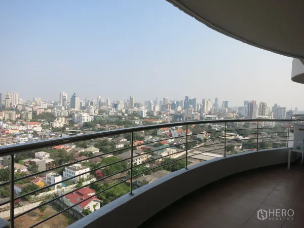 公寓 出租或出售在Watthana, Bangkok - 弧形阳台，高层俯瞰曼谷城市天际线的全景。
