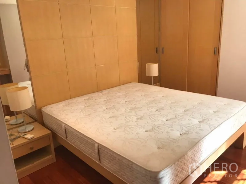 คอนโด ให้เช่าในWatthana, Bangkok - ห้องนอนหลักกว้าง เตียงขนาดใหญ่ โต๊ะข้างเตียง และตู้เสื้อผ้าบิวท์อิน