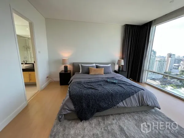 คอนโด ให้เช่าในWatthana, Bangkok - ห้องนอนมาสเตอร์กว้างขวาง เห็นวิวสกายไลน์ พร้อมประตูสู่อินซูท