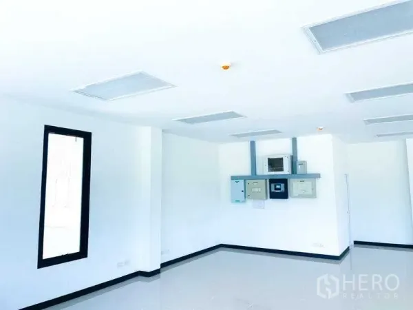 货栈 出租在Mueang Rayong, Rayong - 办公室内的明亮控制室，设电气控制柜与瓷砖地面