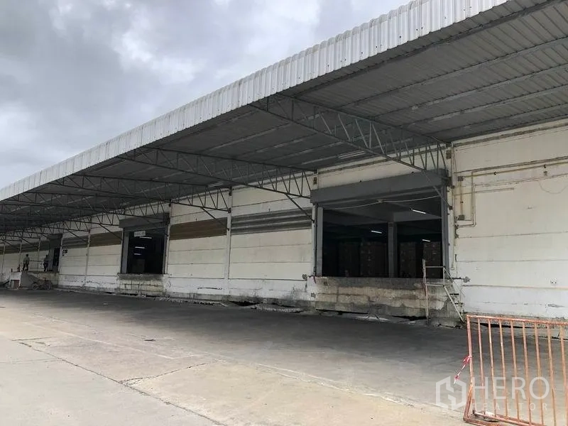 Warehouse for rent in Bang Bo, Samut Prakan - Multiple dock-high loading doors along a large covered apron for truck access.