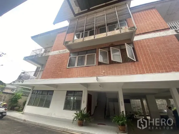 带办公室的家 出租在Khlong Toei, Bangkok - 三层砖砌居家办公楼，带阳台和开启的窗户，位于曼谷。