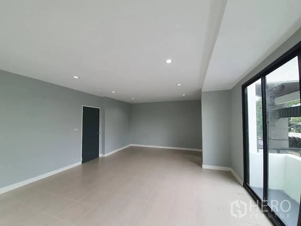 家庭办公室 for rent in Wang Thonglang, Bangkok - 转角办公室，大片窗与推拉门连通阳台，灰白中性配色。