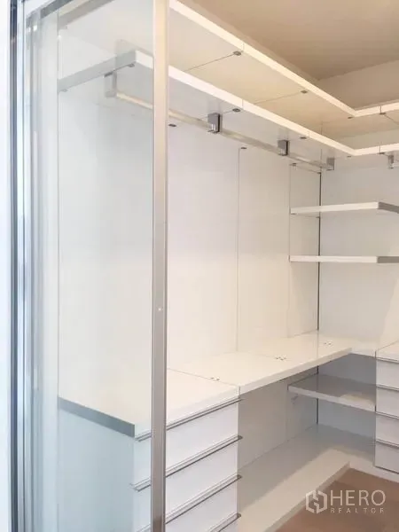 公寓 出租或出售在Watthana, Bangkok - 明亮的步入式衣帽间，玻璃推门、抽屉与开放式层架。