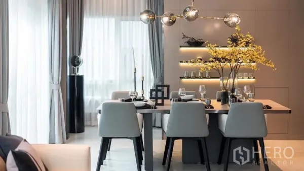 独立式住宅 出租在Prawet, Bangkok - 六人餐桌，球形吊灯与背光展示架。
