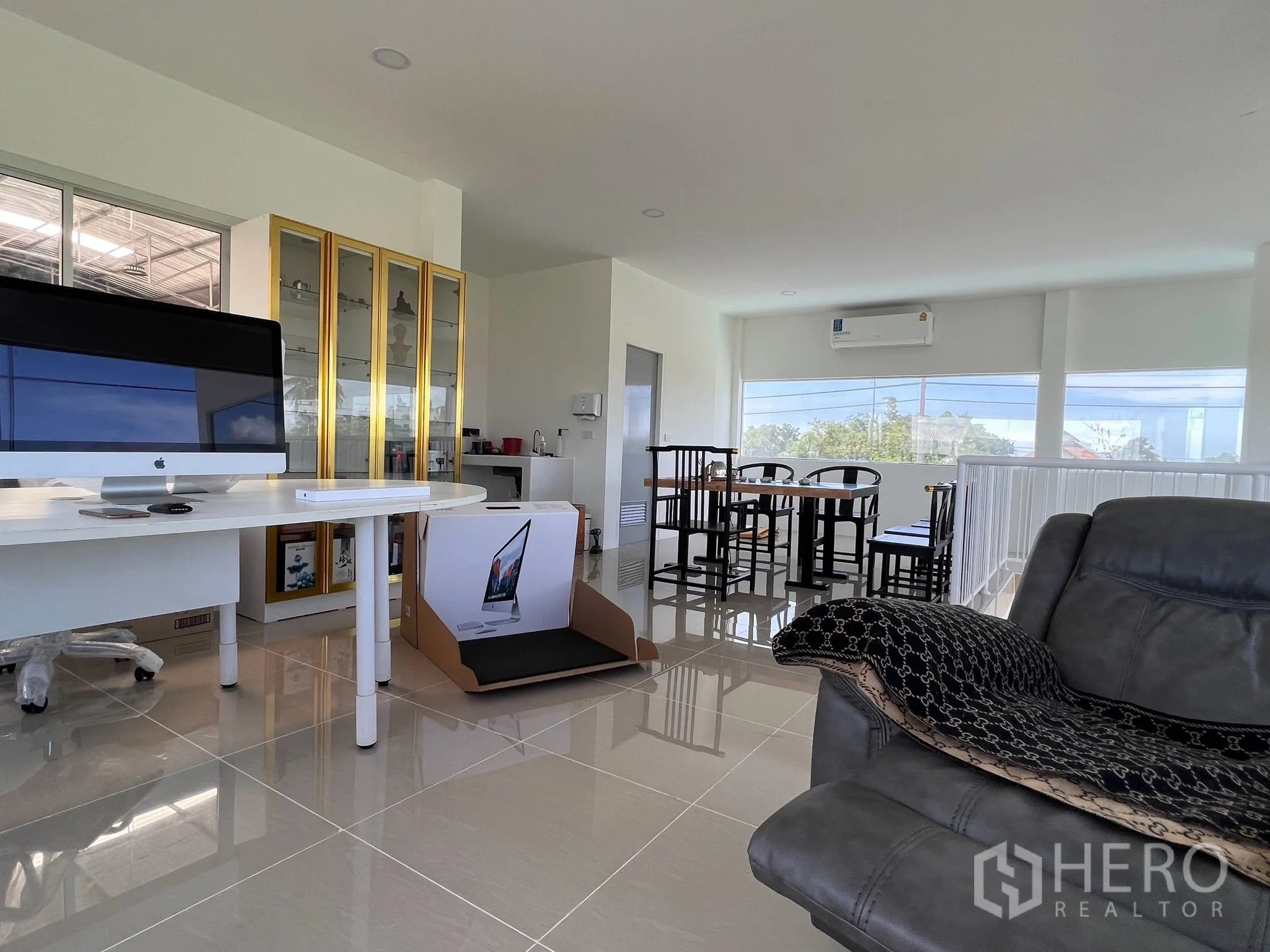 仓库 for sale in Lat Lum Kaeo, Pathum Thani - 楼上办公区，设办公桌、展示柜、空调与大窗户。
