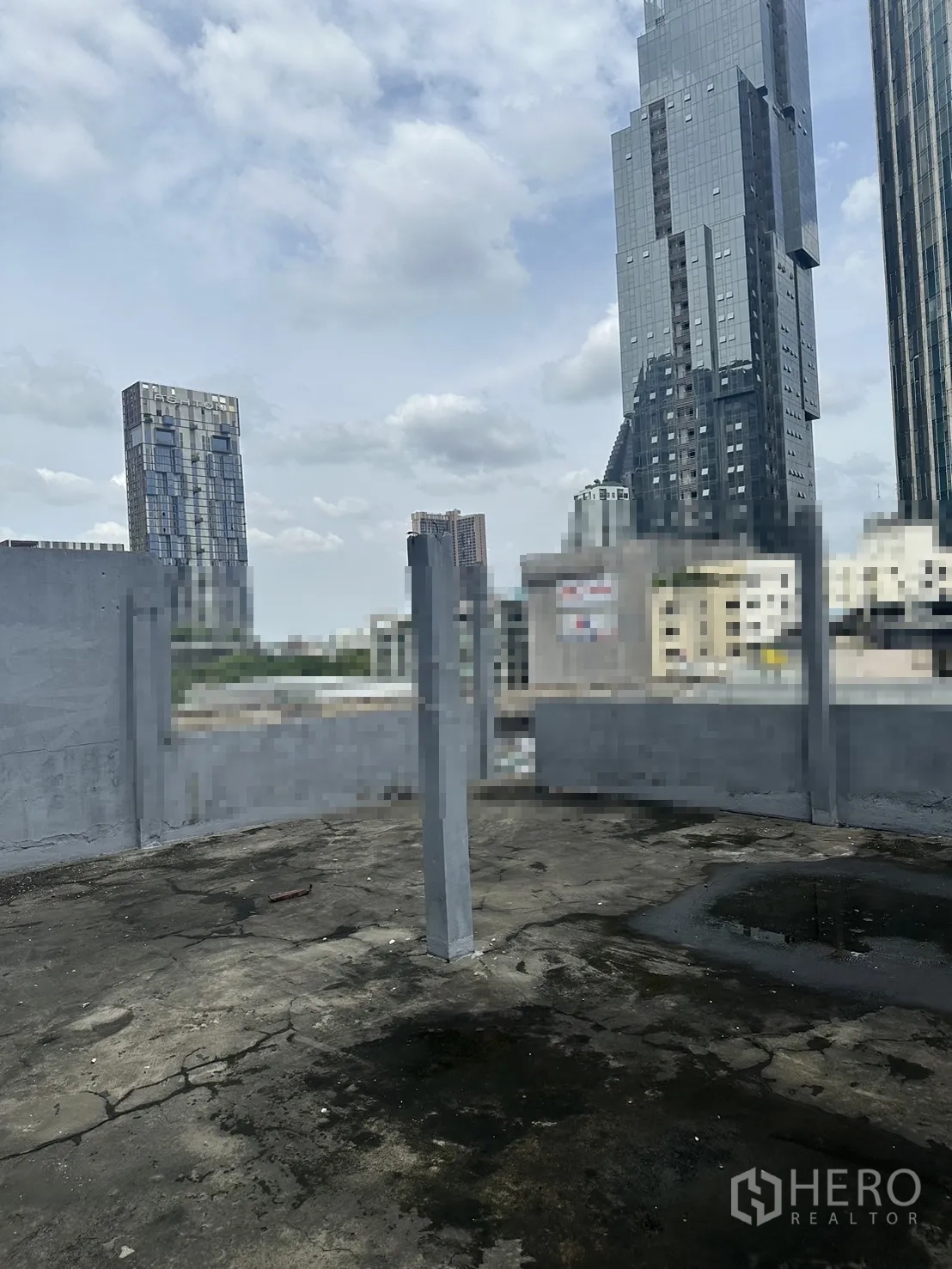 Shophouse for rent in Watthana, Bangkok - Rooftop terrace with views of the Bangkok skyline on a cloudy day.