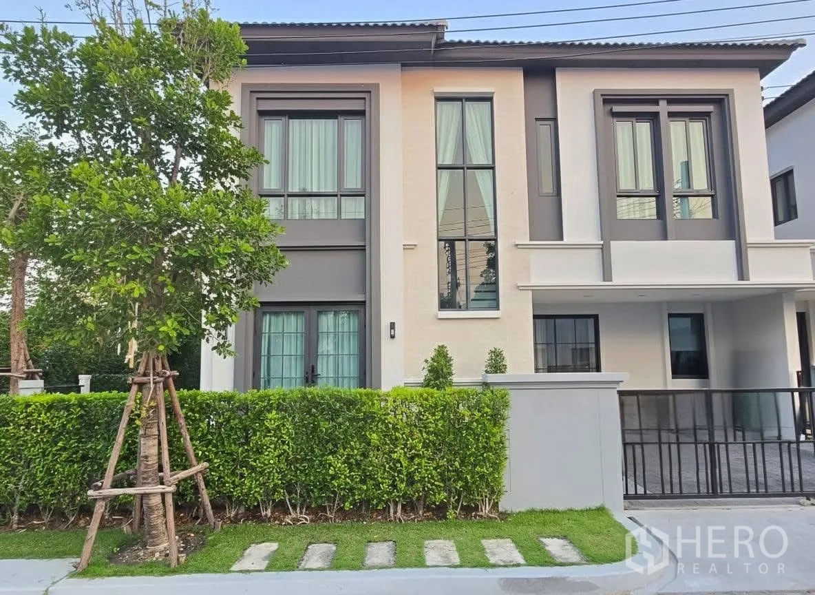 บ้าน for rent or sale in Bang Phli, Samut Prakan - ภายนอกบ้านสองชั้นสไตล์โมเดิร์น หน้าต่างสูง แนวรั้วพุ่มไม้ และประตูรั้ว