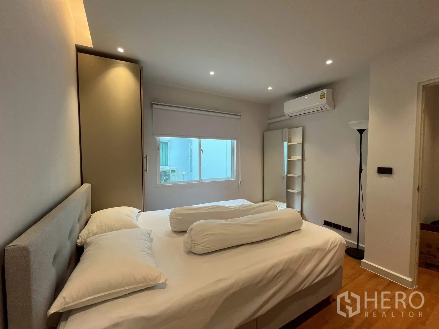 联排别墅 出租在Prawet, Bangkok - 卧室配衣柜与分体式空调