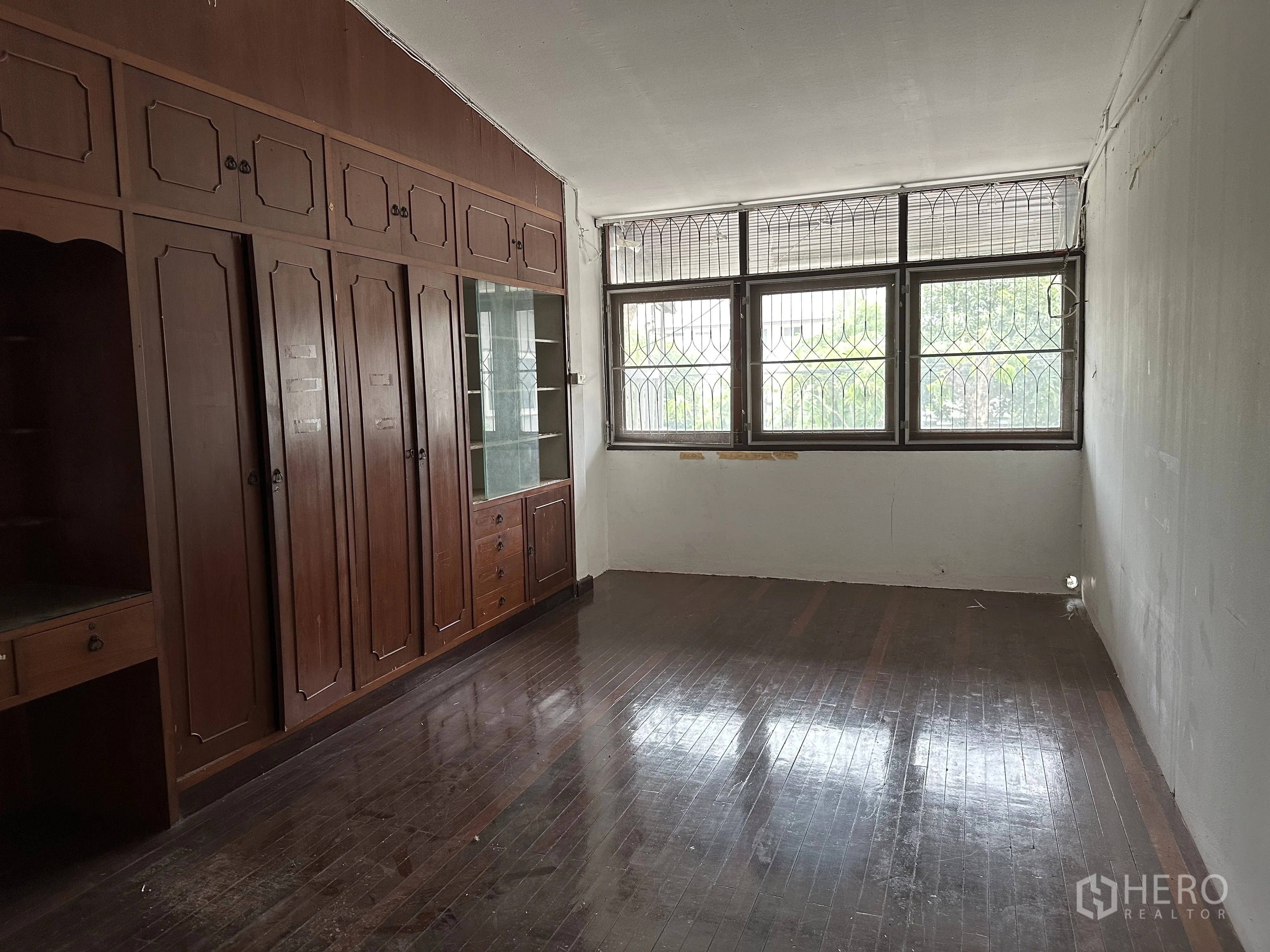 家庭办公室 for rent in Suan Luang, Bangkok - 楼上房间带木质内置柜与大窗防盗网。