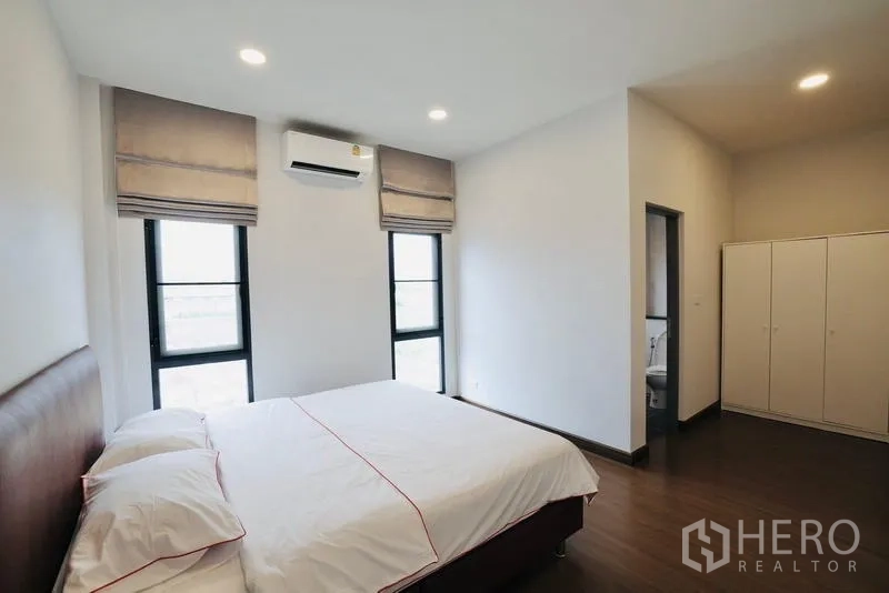 独立式住宅 出租在Bang Phli, Samut Prakan - 卧室设两扇高窗、衣柜，并有套内卫生间入口。