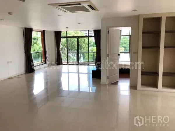 คอนโด ให้เช่าหรือขายในWatthana, Bangkok - ห้องนั่งเล่นมีหน้าต่างรอบด้าน ทางออกสู่ระเบียง และชั้นวางหนังสือบิลท์อิน