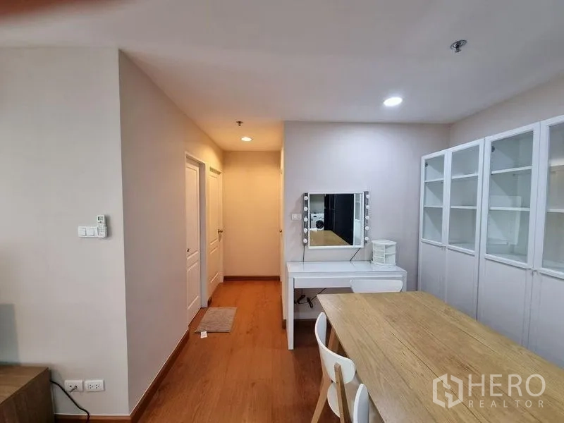 公寓 出租在Huai Khwang, Bangkok - 入口走廊配化妆台、木地板、玻璃门柜与餐桌。