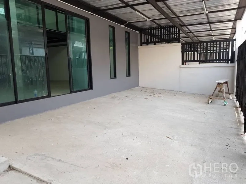 Home Office for rent or sale in Khlong Toei, Bangkok - Covered front carport and terrace area with sliding glass doors leading into the home office.