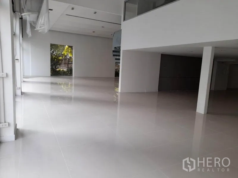 零售空间 出租在Ratchathewi, Bangkok - 通透展厅，落地窗与夹层空间，地面光洁明亮。